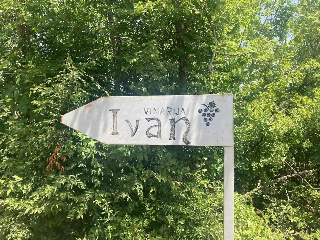 A typical sign to a local winery